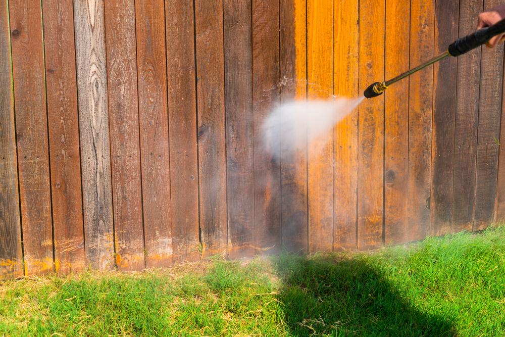Deck and Fence Cleaning: Restore Wood Without Splinters or Fuzzing